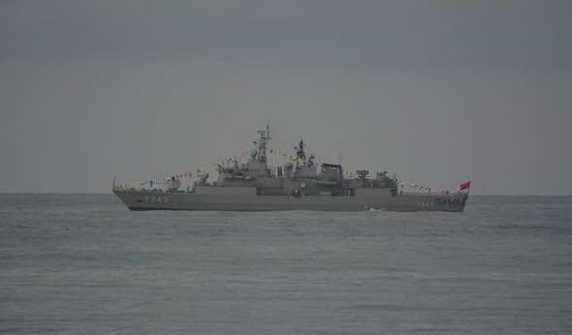 TCG Yıldırım Firkateyni İnebolu'ya demirledi