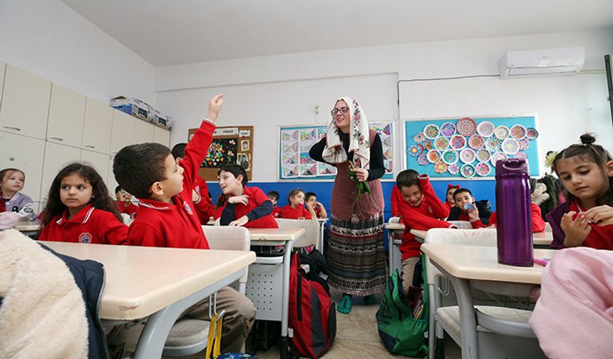 Sabiha Öğretmen: Eğitimde kostümlü ders devrimi!