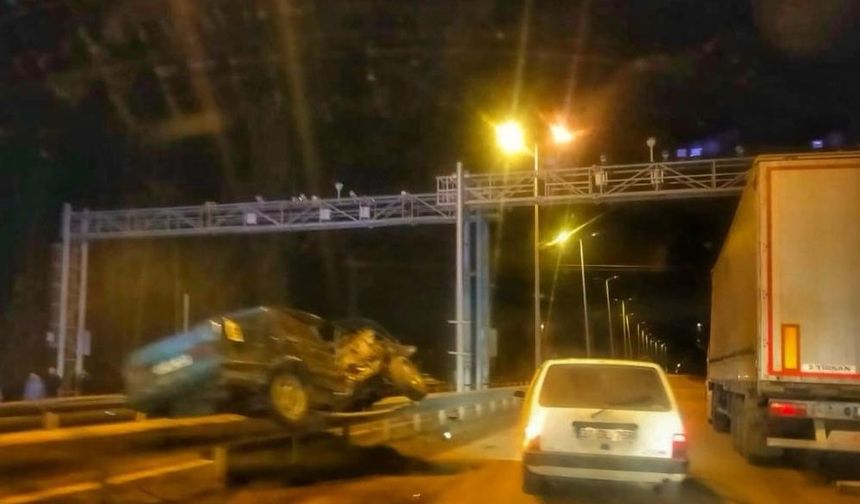 Taşköprü'de korkutan kaza: Otomobil bariyerlere asılı kaldı