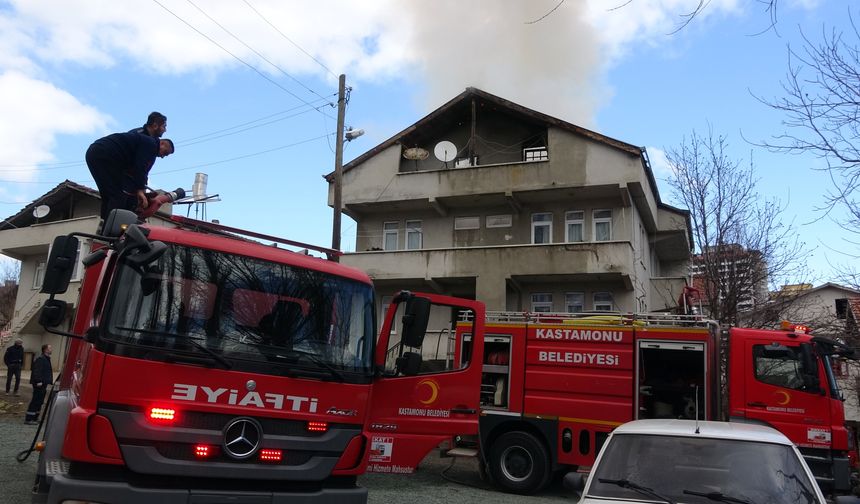 Kastamonu'da bir evin çatısında yangın meydana geldi
