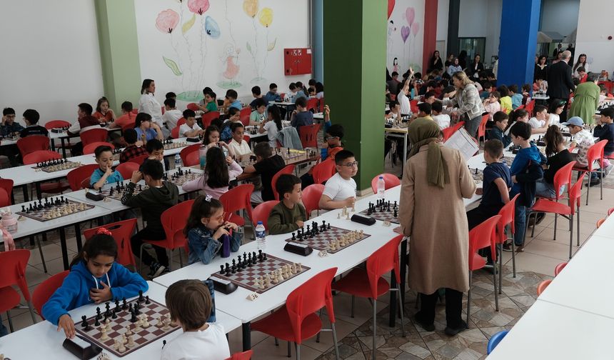 Öğrenciler, satranç turnuvasında kıyasıya mücadele etti