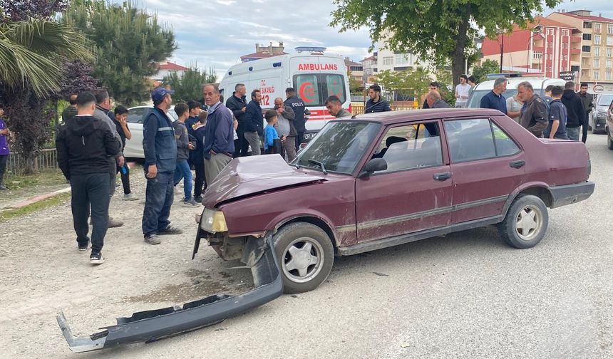 Türkeli'de iki otomobil çarpıştı: 1 YARALI
