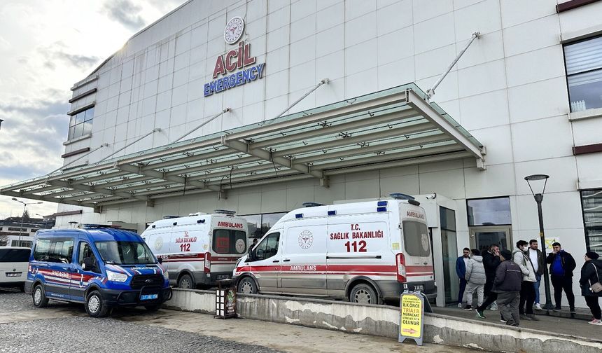 Aytaç Eruz Lisesi önünde kaza! 2 öğrenci yaralandı