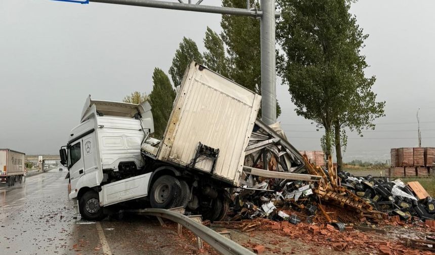 Tosya'da feci kaza: Makaslayan TIR bariyerlere çarptı!