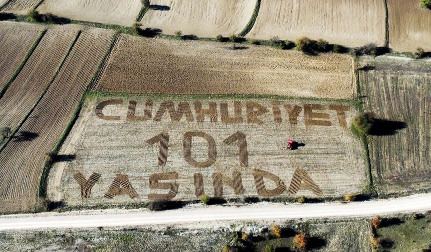 Karabüklü genç çiftçi, tarlasına traktörüyle "Cumhuriyet 101 Yaşında" yazdı