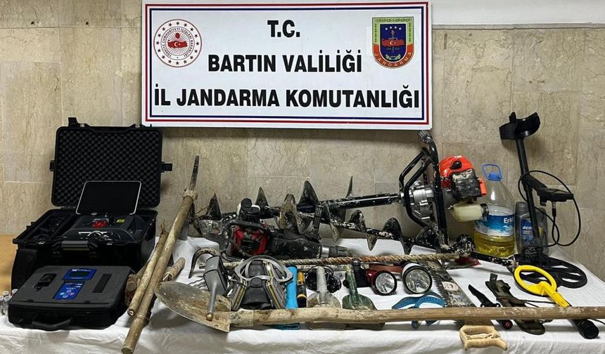 Jandarma'dan define avcılarına suçüstü baskın