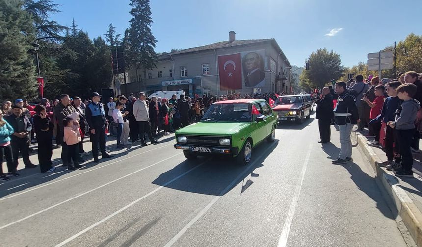 Kastamonu'da Cumhuriyet Bayramı'na klasik otomobiller renk kattı