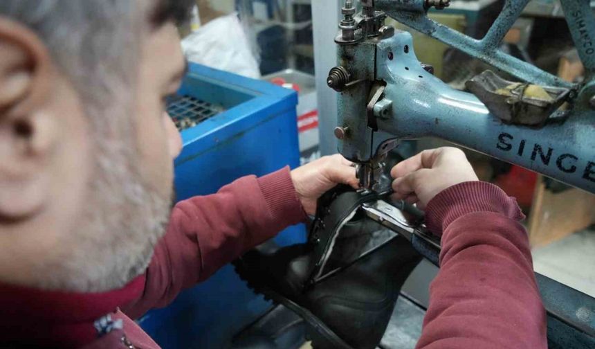Soğuk kış, ayakkabı tamircilerine yaradı
