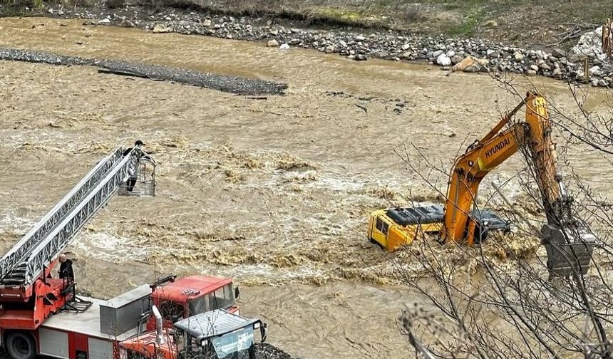 Kastamonu'da iş makinesi operatörü çayda mahsur kaldı!