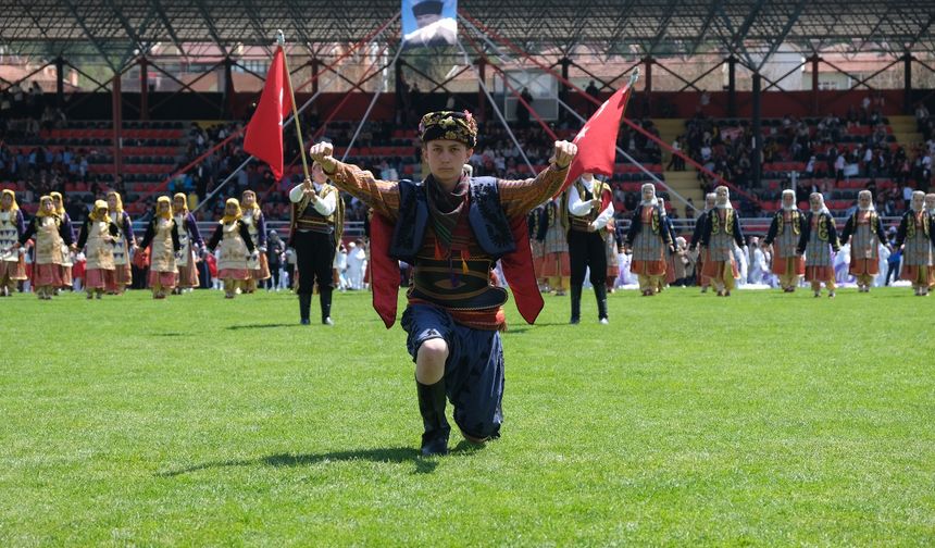 Kastamonu Gazi Stadı'nda 23 Nisan renkli karelere sahne oldu