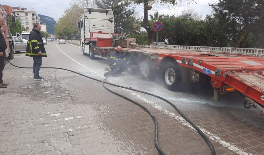 Cide’de Karayolları'nın tırı tutuştu