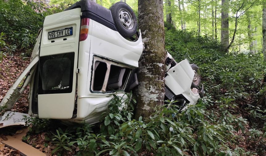 Minibüs kağıt gibi büküldü! 10 yaralı