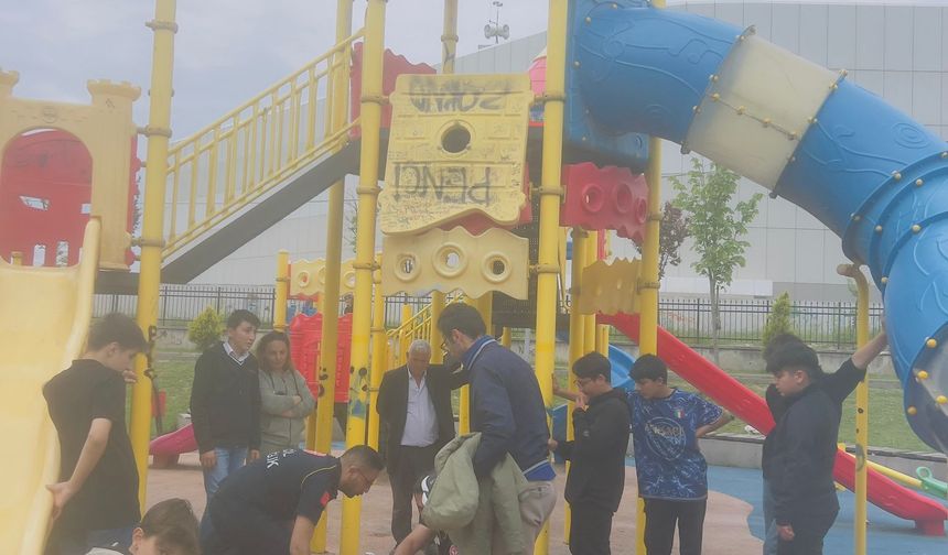 Kastamonu'da parkta düşen çocuk yürekleri ağza getirdi!