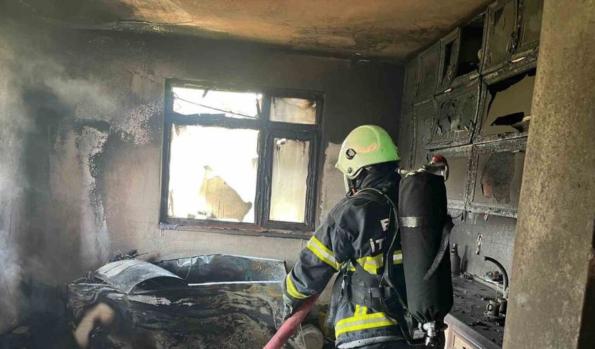 Balkonda başlayan yangın mutfağı kül etti