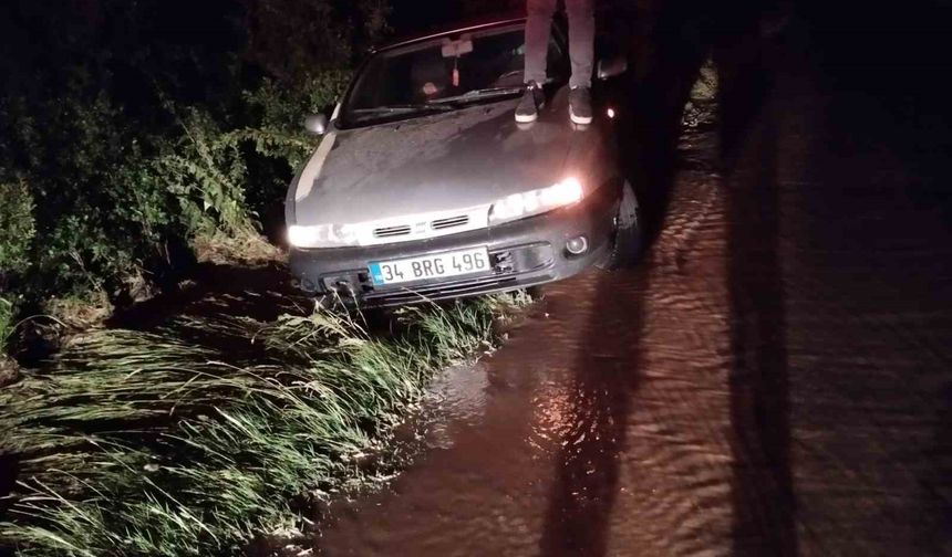 Kastamonu'da akıntıya kapılan sürücü mahsur kaldı
