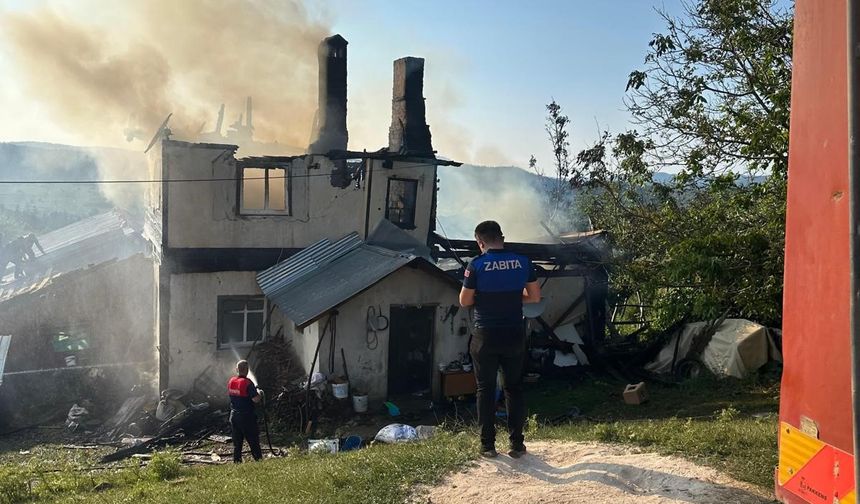 Kastamonu'da iki katlı ahşap ev cayır cayır yandı
