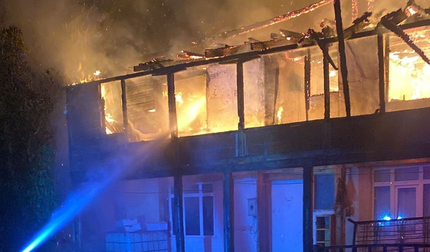 Kastamonu’da alevlere teslim olan 2 katlı ahşap ev küle döndü