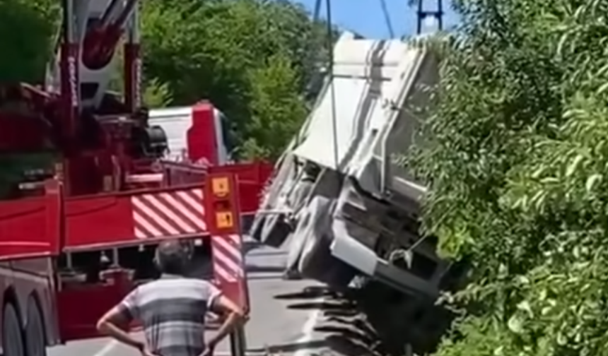 Tarlaya yuvarlanan kamyonu vinçler çıkardı