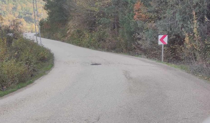 Kastamonu'da drenaj yolun altını oydu, vatandaş çözüm istedi!