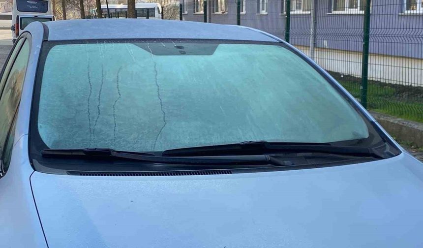 Bolu’ya ayaz indi, araç camları buz tuttu