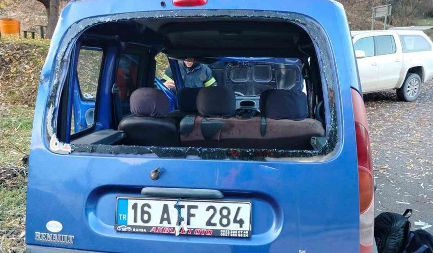 D100’de kontrolden çıkan araç şarampole devrildi