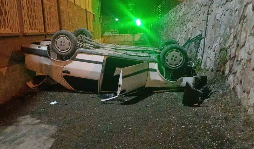 Kontrolden çıkan otomobil okul bahçesine uçtu