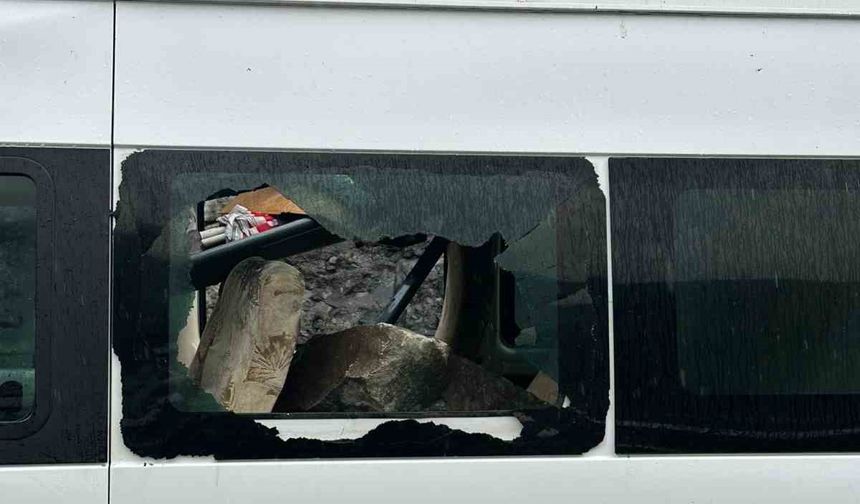 Seyir halindeki minibüsün üzerine dev kaya düştü