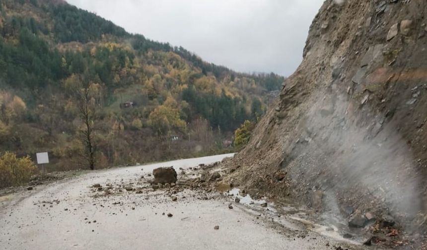 Cide-Şenpazar yolunda heyelan!