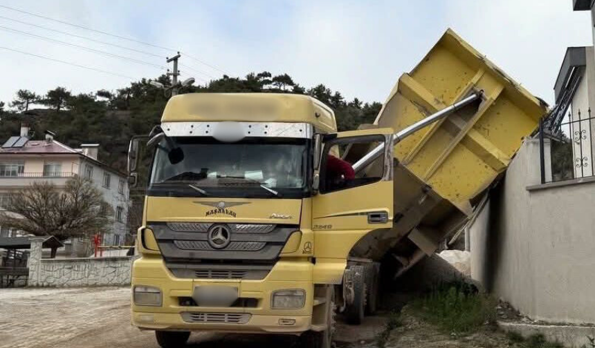 Hafriyat kamyonu lise duvarına devrildi