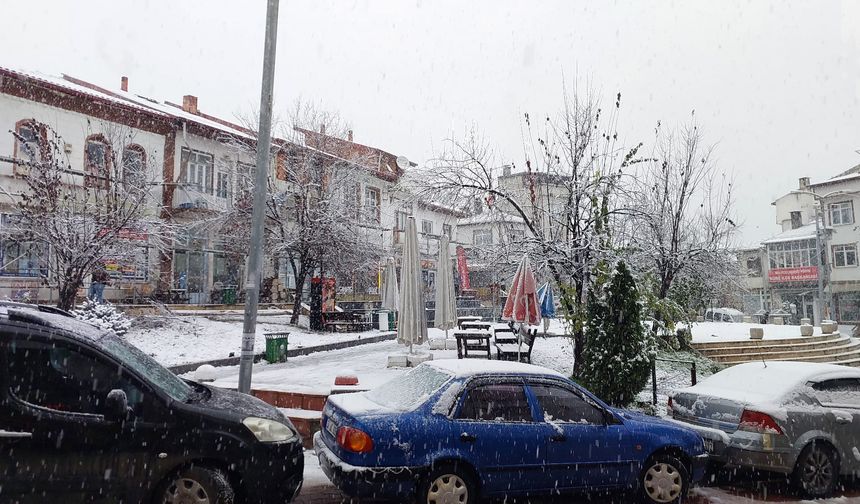 Küre'de kar yağışı etkili oldu, pazar kurulamadı