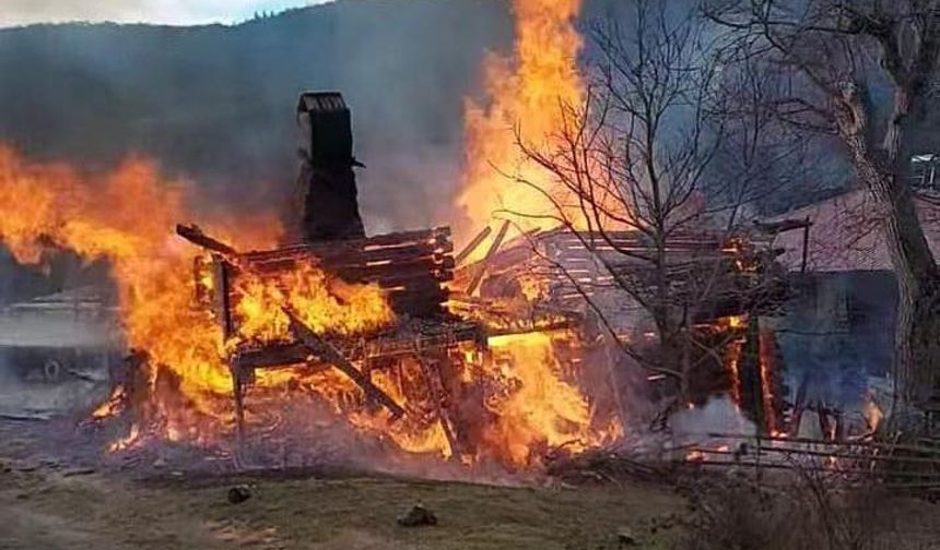 Taşköprü’de çıkan yangın ahşap evi yuttu