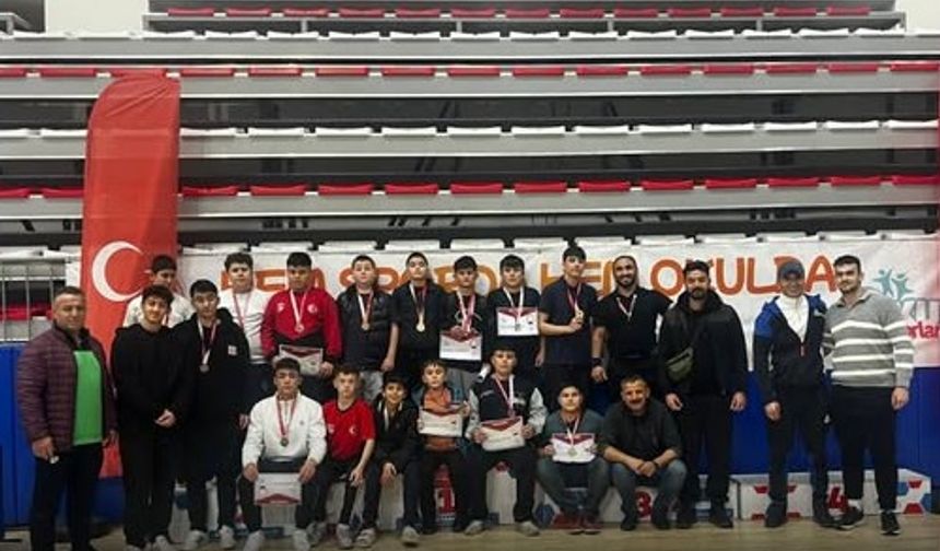 Tosya Gençlik Spor Kulübü Güreşte İl Şampiyonu oldu