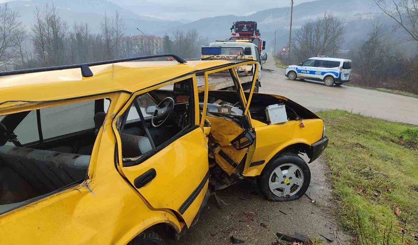 Komşu ilde otomobil demir bariyere çarptı: 1 yaralı