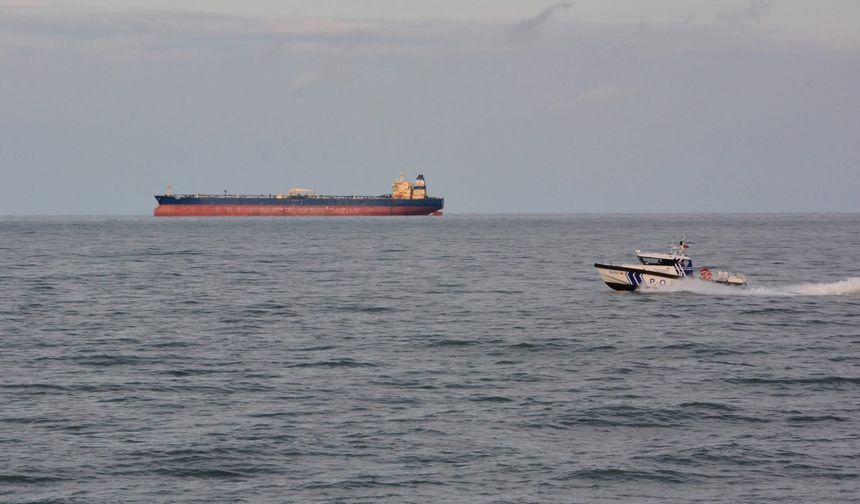 Drone saldırısında İnebolu’ya sığınan Petrol Tankeri demir aldı