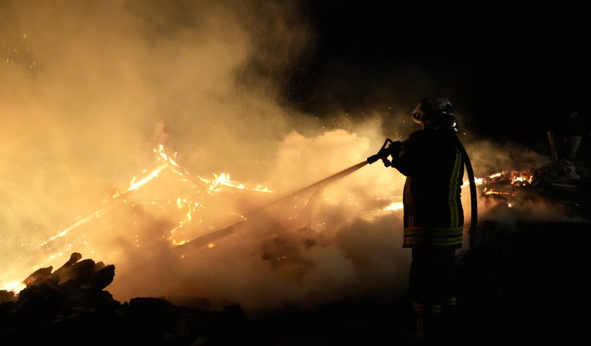 Kastamonu’da 3 ev, 2 samanlık yandı