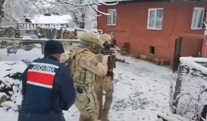 Kastamonu'da 12 ayrı adrese eş zamanlı baskın!