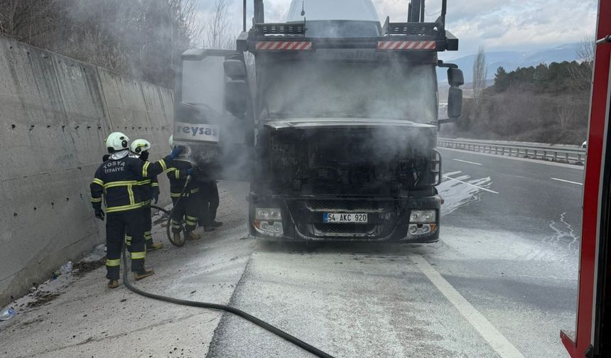 Kastamonu'da seyir halindeki çekici alevlere teslim oldu
