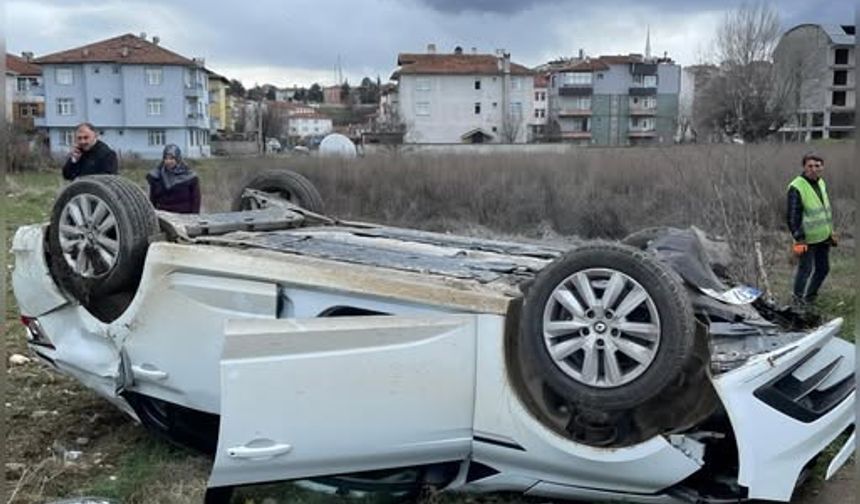 Otomobil takla attı, 18 yaşındaki iki genç yaralandı