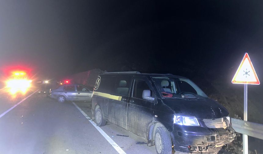 Minibüs ile otomobil çarpıştı: 1’i ağır 4 yaralı