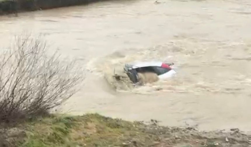 Sürücü kıyıda, otomobil suda!