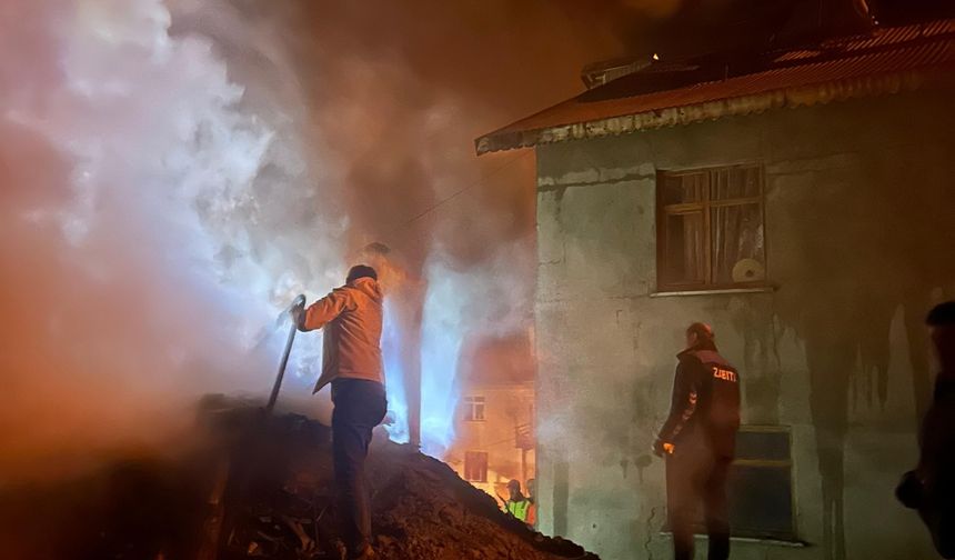 Azdavay'da geceyi alevler aydınlattı, odunluk küle döndü