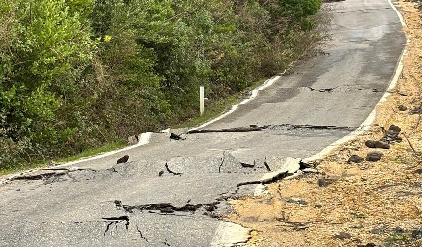 Heyelan Cide İnebolu yolunu ulaşıma kapattı!