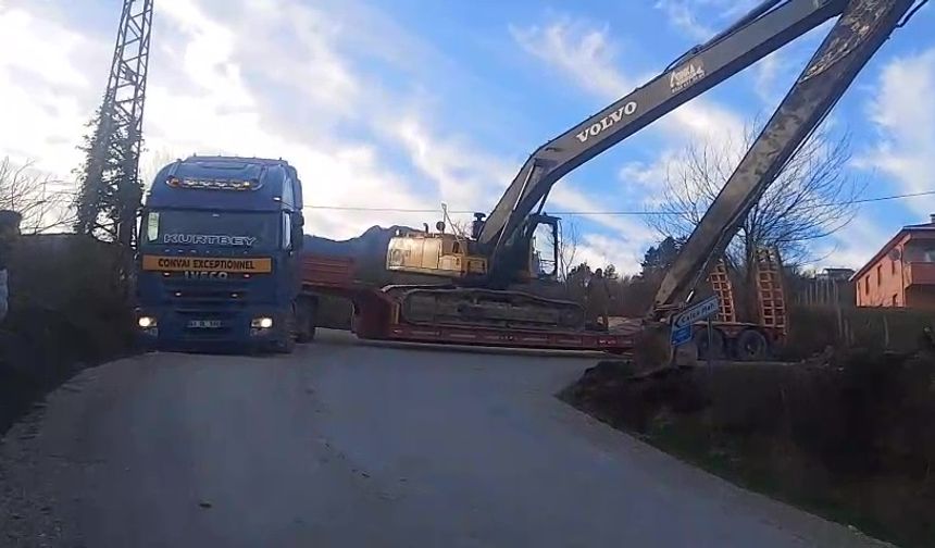 Cide'de virajı alamayan tır yolu ulaşıma kapattı