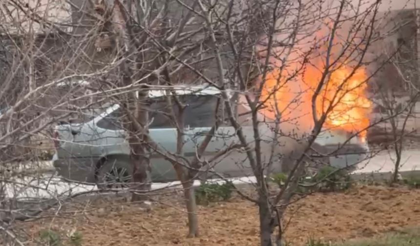Kuzeykent’te park halindeki otomobil alev aldı