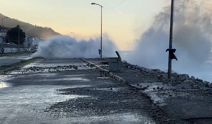 Kastamonu'da fırtına sahili dövdü, dalgalar caddeye ulaştı!