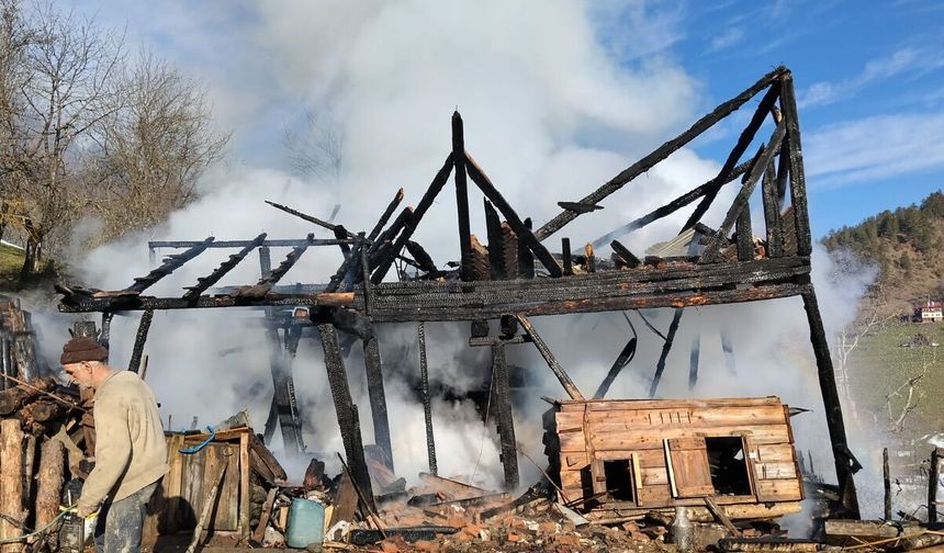 Alevler evi küle çevirdi