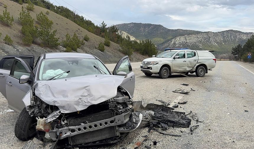 İki araç çarpıştı, eski belediye başkanı yaralandı