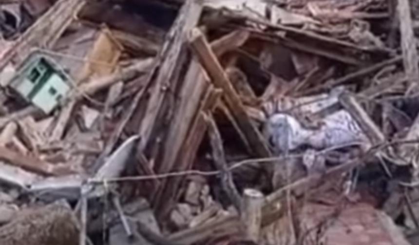 İki katlı ev çöktü