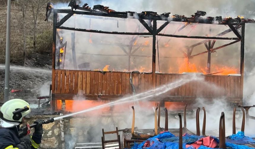 Saraçlar Mahallesi’nde kafe yangını!