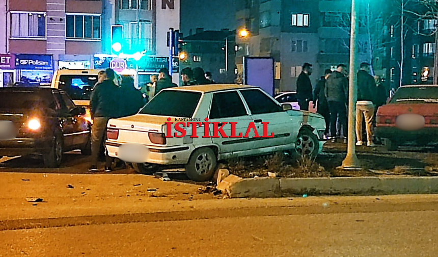 SON DAKİKA: Çarpıştığı otomobil ile birlikte refüje fırladı!